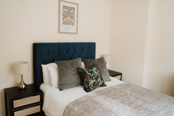 Strawberry Field Bedroom Holiday Cottage Norwood Park